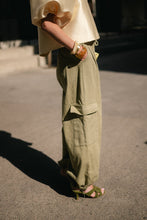Load image into Gallery viewer, Cassie Cargo Pants (Khaki)
