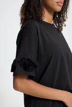 Load image into Gallery viewer, Floral T-shirt (Black)
