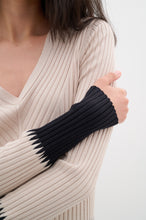 Load image into Gallery viewer, JiraIW Pullover (Black/Nature)
