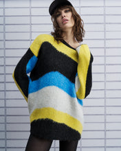 Load image into Gallery viewer, Malmo Sweater (Black)
