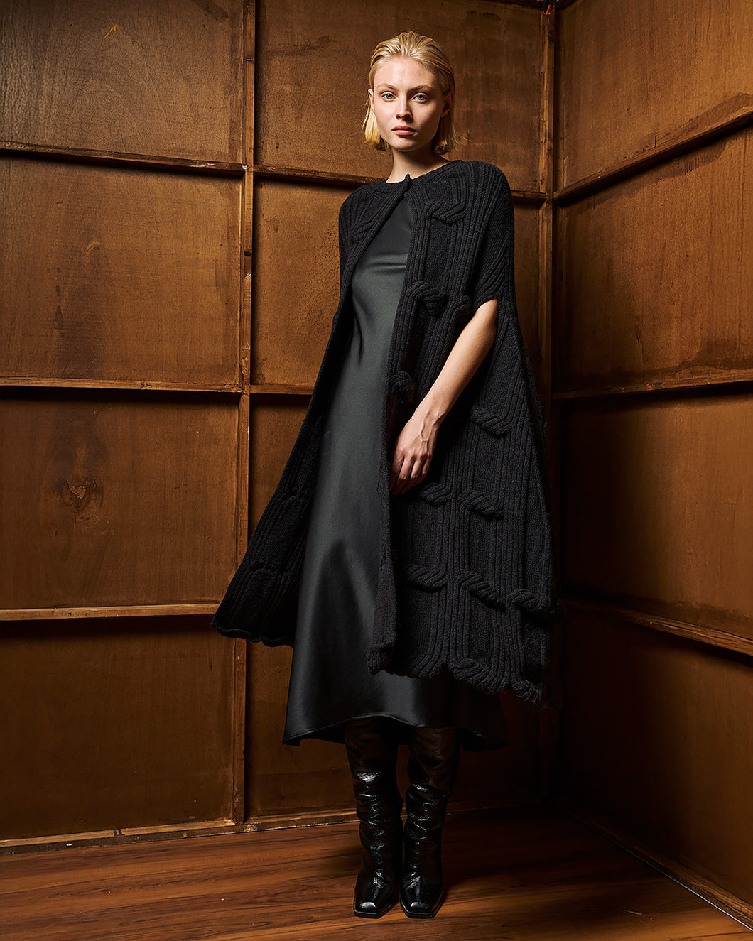 Amadora Cape (Black)